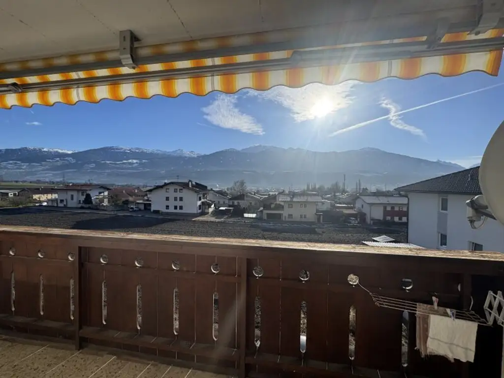 *geräumige 3 Zimmer Wohnung mit extra Küche, Balkon und Garage! Super schöne Aussicht inkludiert!