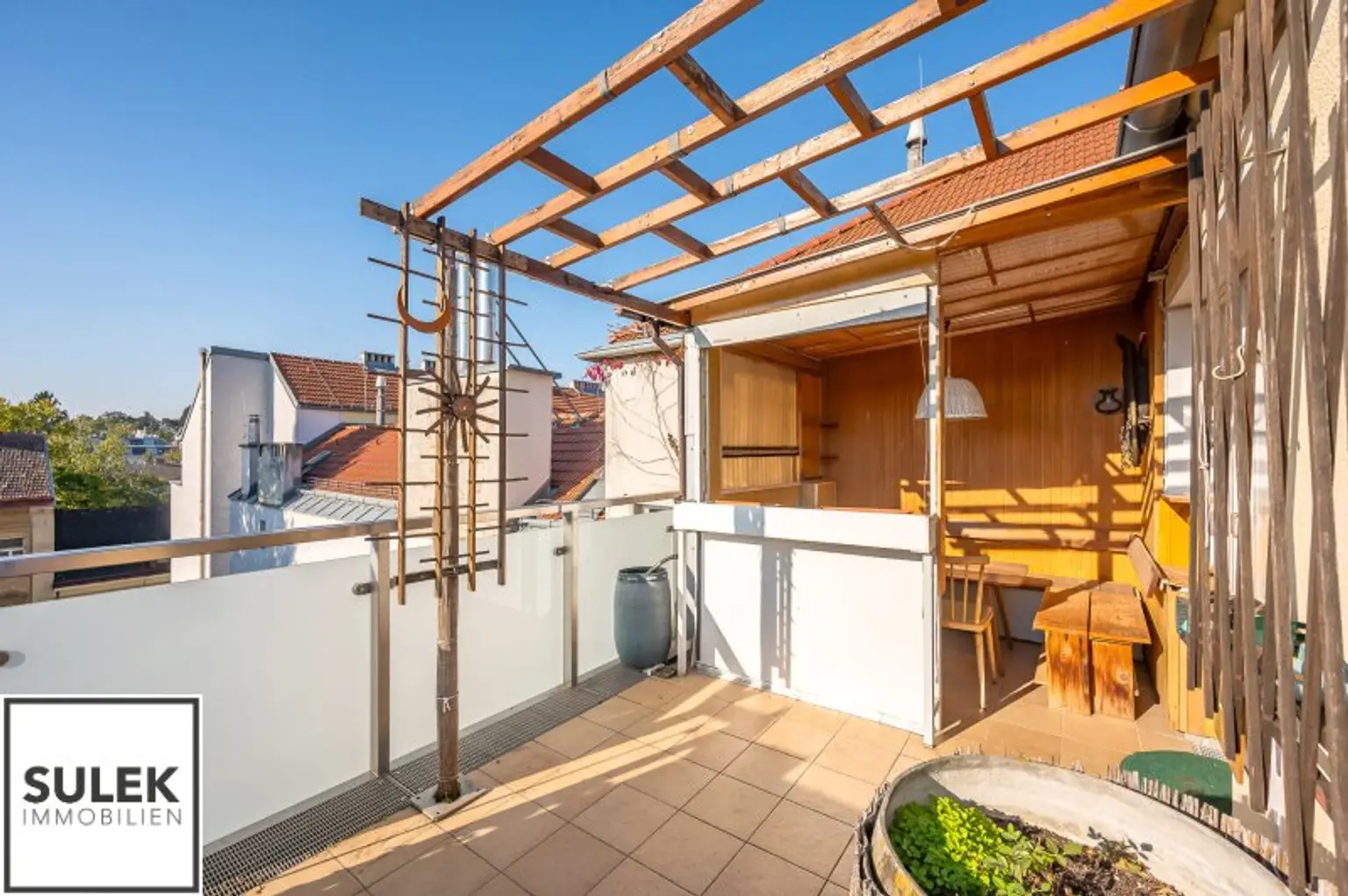 Bastiengasse 15: 3-Zimmer-DG-Wohnung mit separater Küche & gemütlicher, sonniger Terrasse