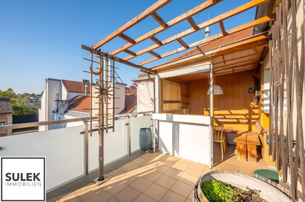 Bastiengasse 15: 3-Zimmer-DG-Wohnung mit separater Küche & gemütlicher, sonniger Terrasse