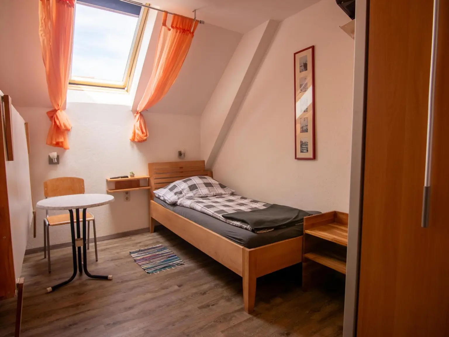 Großes Wohnhaus mit Heurigenlokal / 5 Gästezimmern und einem Miethaus