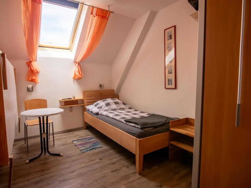 Großes Wohnhaus mit Heurigenlokal / 5 Gästezimmern und einem Miethaus
