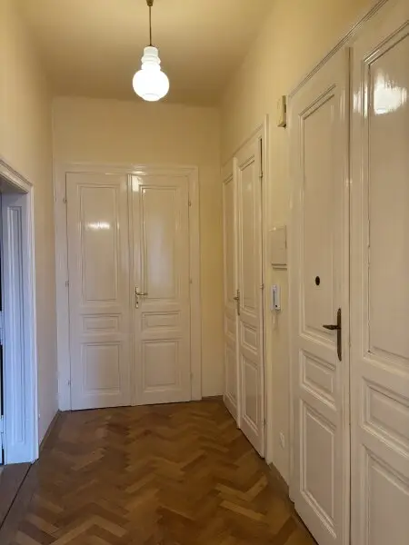 Charmante 2-Zimmer-Wohnung in repräsentativem Altbau – Ruhelage im Zentrum von Wiener Neustadt