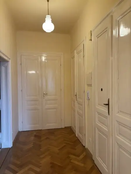 Charmante 2-Zimmer-Wohnung in repräsentativem Altbau – Ruhelage im Zentrum von Wiener Neustadt