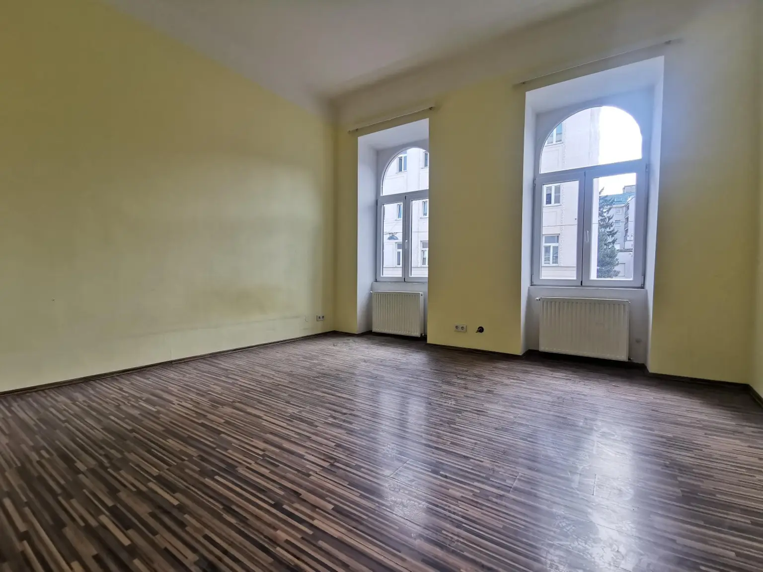 1 Zimmer Wohnungen, 2 Stück im gleichen Haus, zum sanieren.