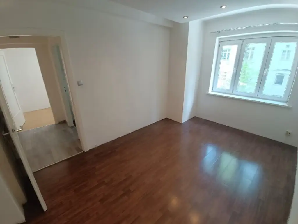 Sanierungsbedürftige 2-Zimmer Wohnung mit Ruhelage in den Innenhof! 1. Stock ohne Lift! Nähe Familienplatz und U3 Ottakring!