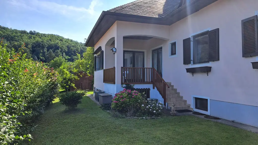 Wunderschönes Landhaus mit tollem Ausblick und Pool