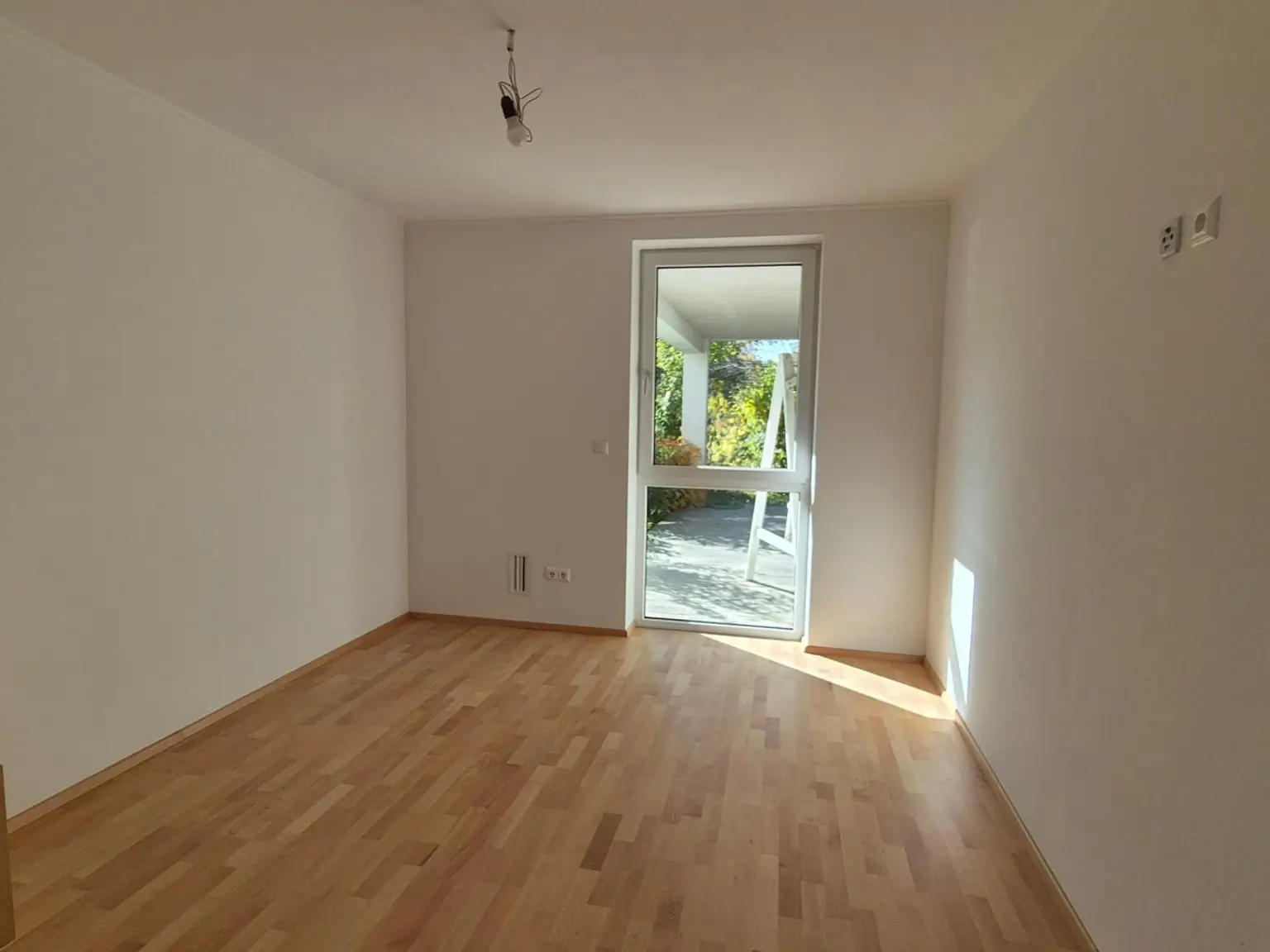 HAUSHÄLFTE IN ZENTRALER UND SEHR RUHIGER LAGE