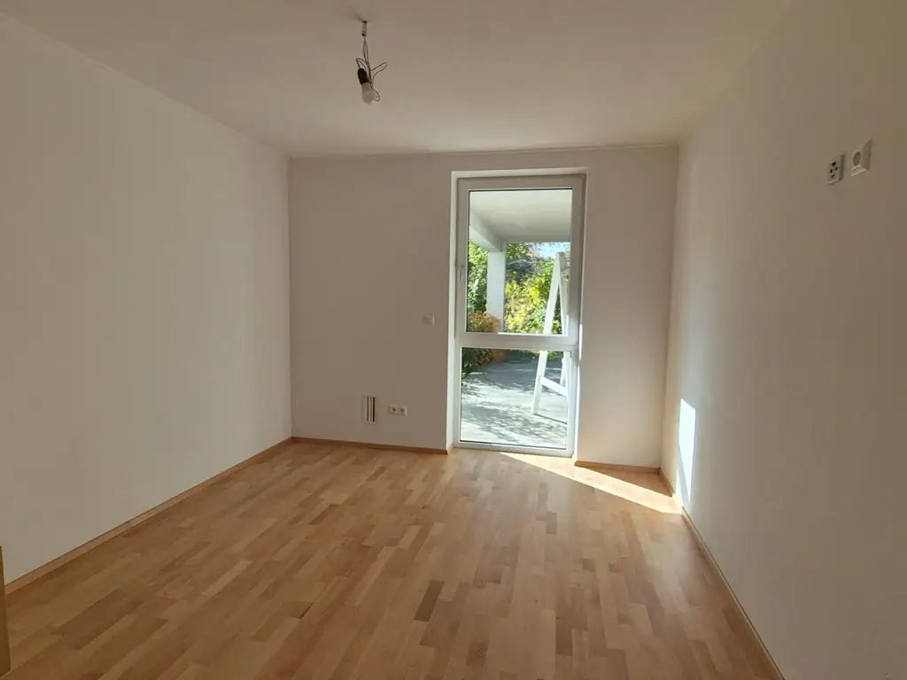 HAUSHÄLFTE IN ZENTRALER UND SEHR RUHIGER LAGE
