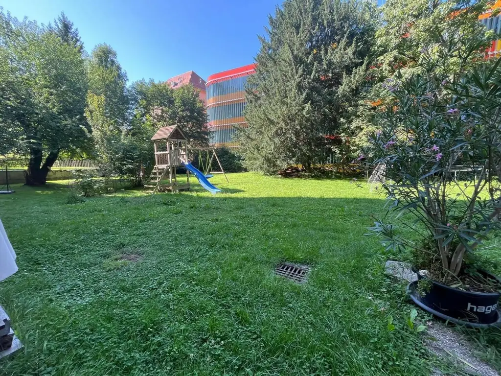 Wunderschöne Altbauwohnung mit Blick ins Grüne!