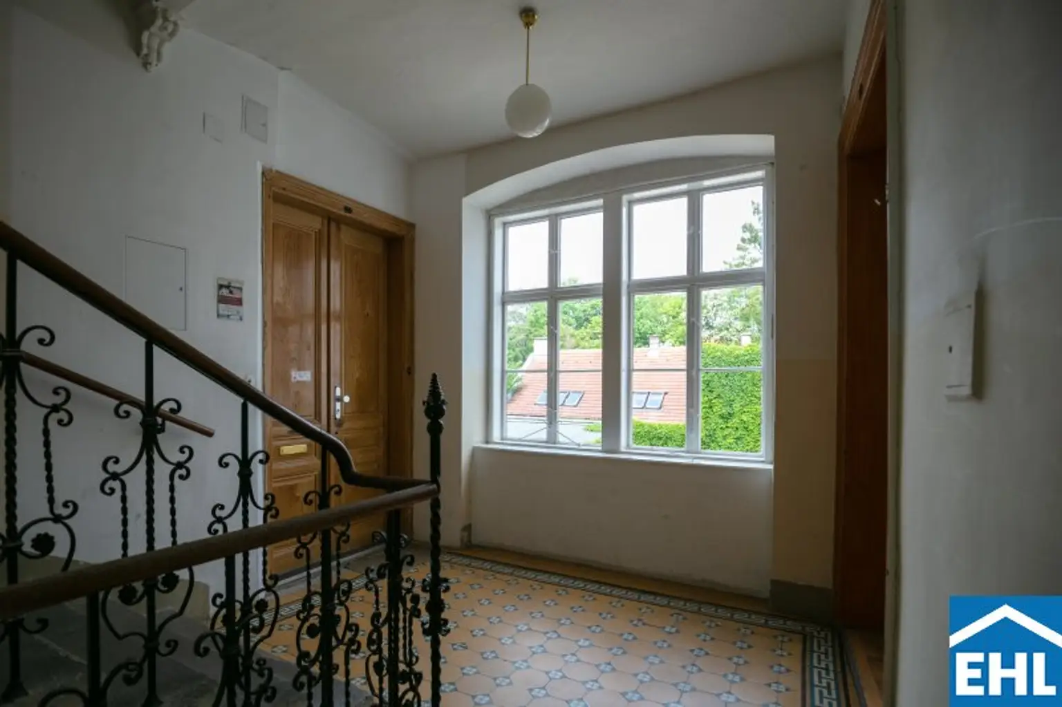 Zinshaus mit gegliederter Fassade und Entwicklungspotential