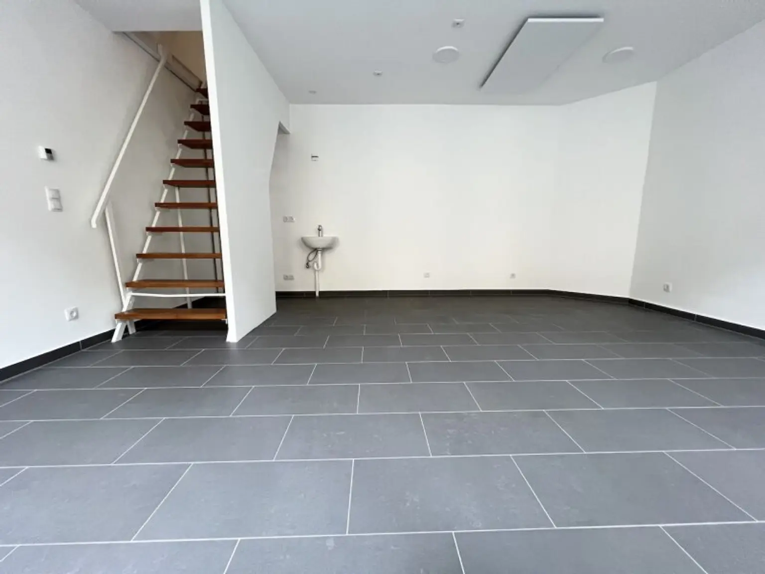 46m²-Geschäftslokal: 2 Etagen, Nähe Schloss Schönbrunn