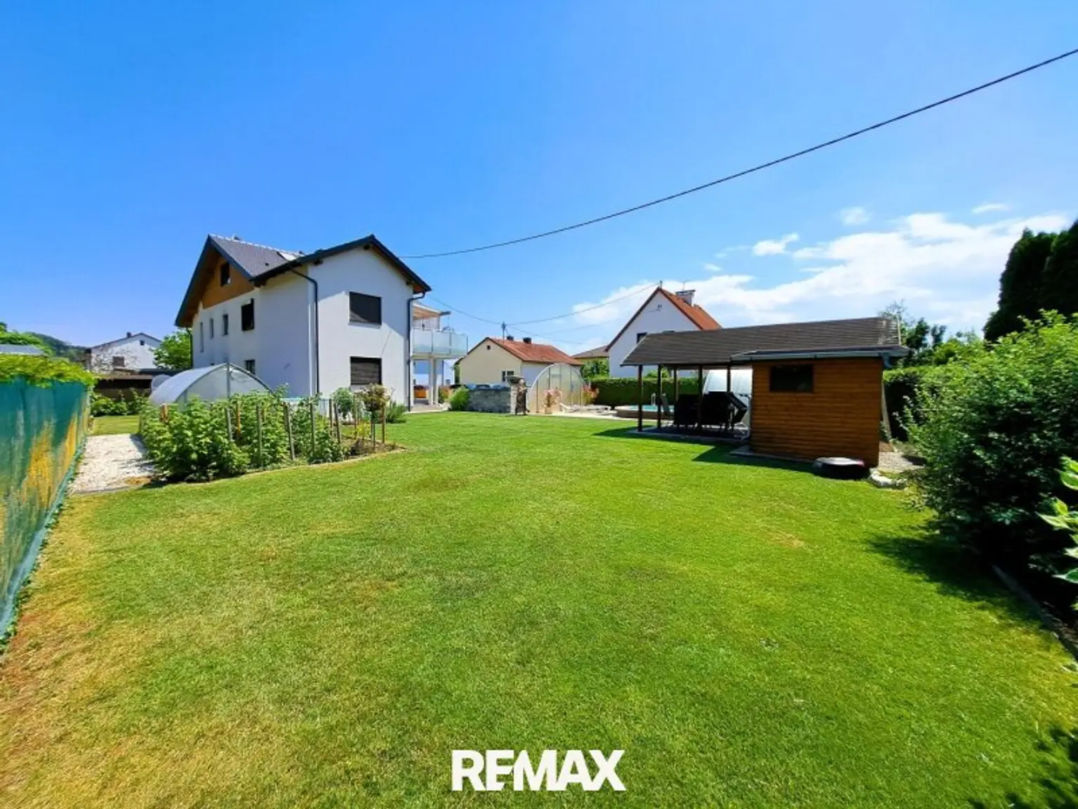 Gartenareal mit Pool