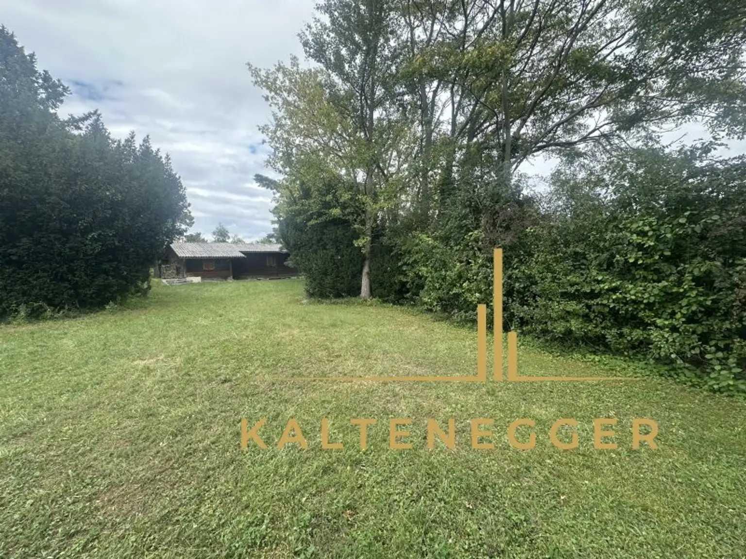 Einzigartiges Baugrundstück mit Holzhütte