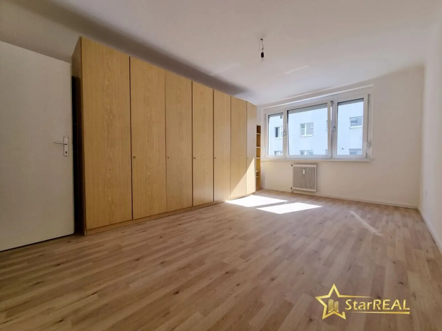FERNWÄRME-HEIZUNG! ÄUSSERST GEPFLEGTE 3 ZIMMER-WOHNUNG IM 2. LIFTSTOCK. ZENTRALE, RUHIGE LAGE.