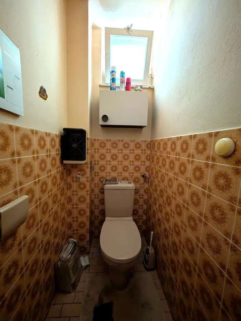 Sanierungsbedürftige 3-Zimmer-Eigentumswohnung mit Balkon, Loggia und Garage