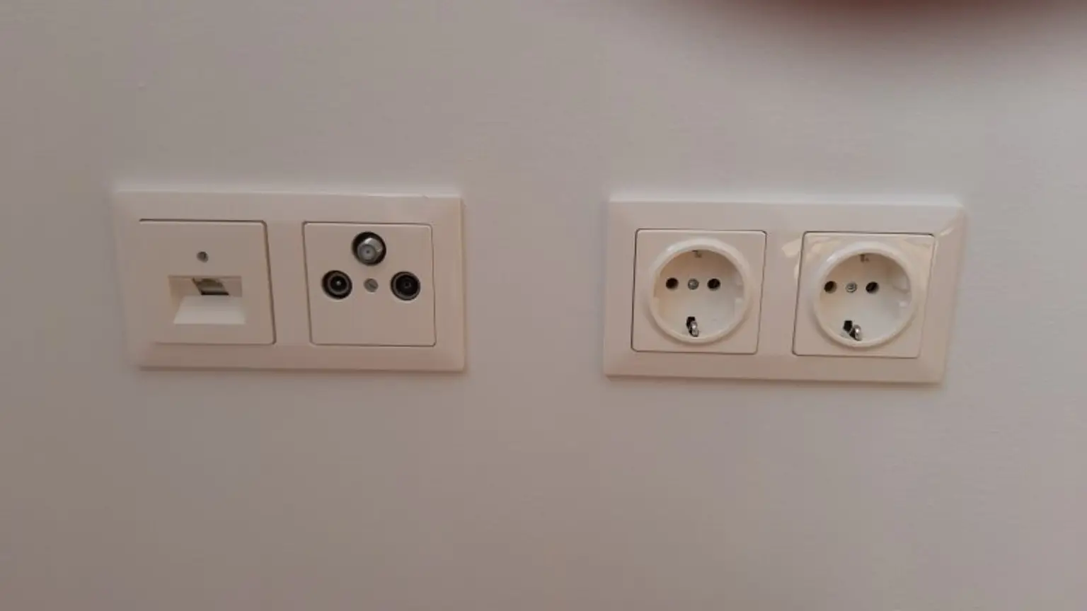 AKH Nähe! UNBEFRISTET generalsaniert 4 getrennt begehbare Zimmer