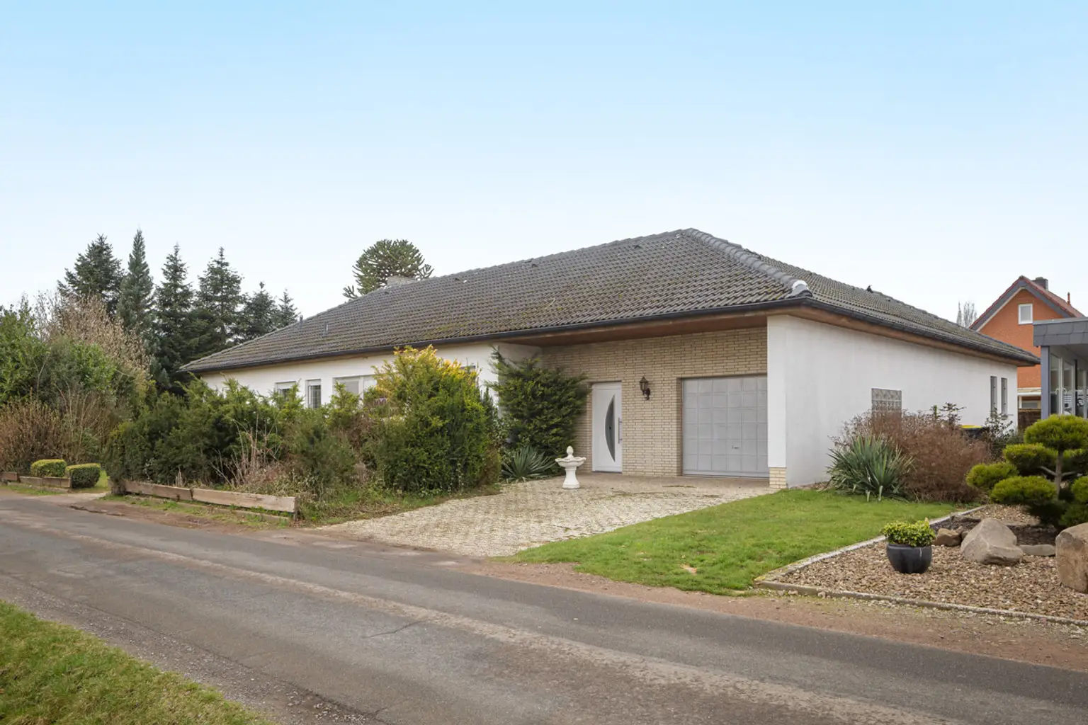 Die Garage und der Nebeneingang