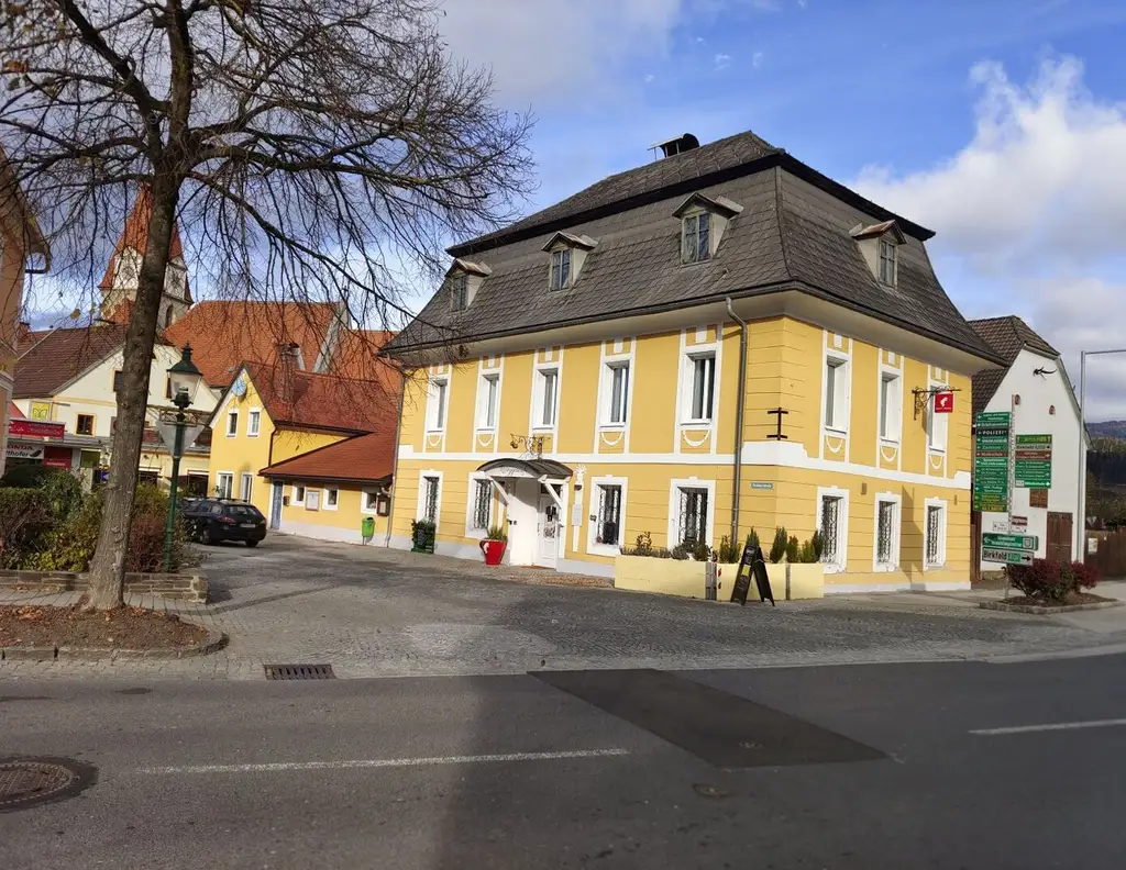Top verpachtetes Cafe mit Zimmervermietung + exklusives Wohnhaus mit Innenhof + riesigem Stadl mit schönem Garten