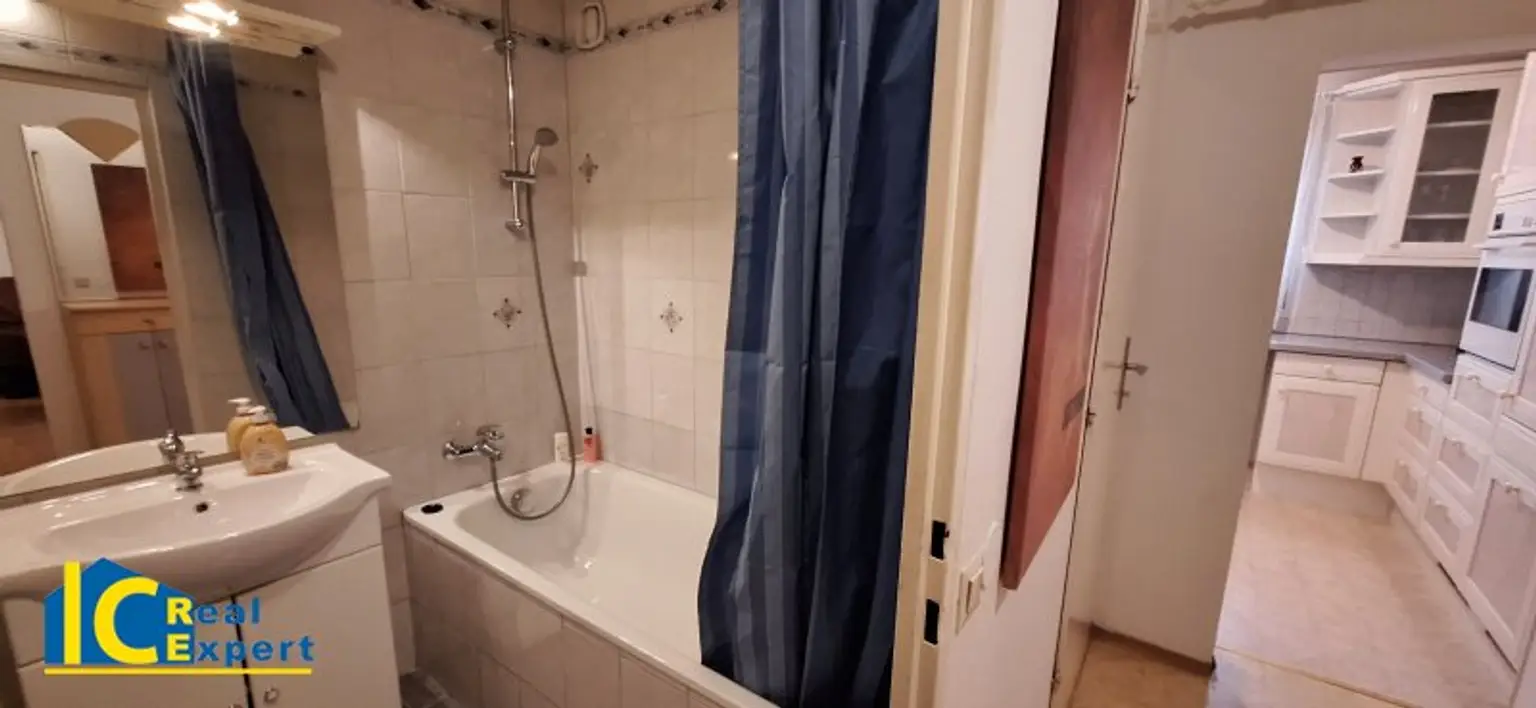 Badezimmer mit Wannenbad