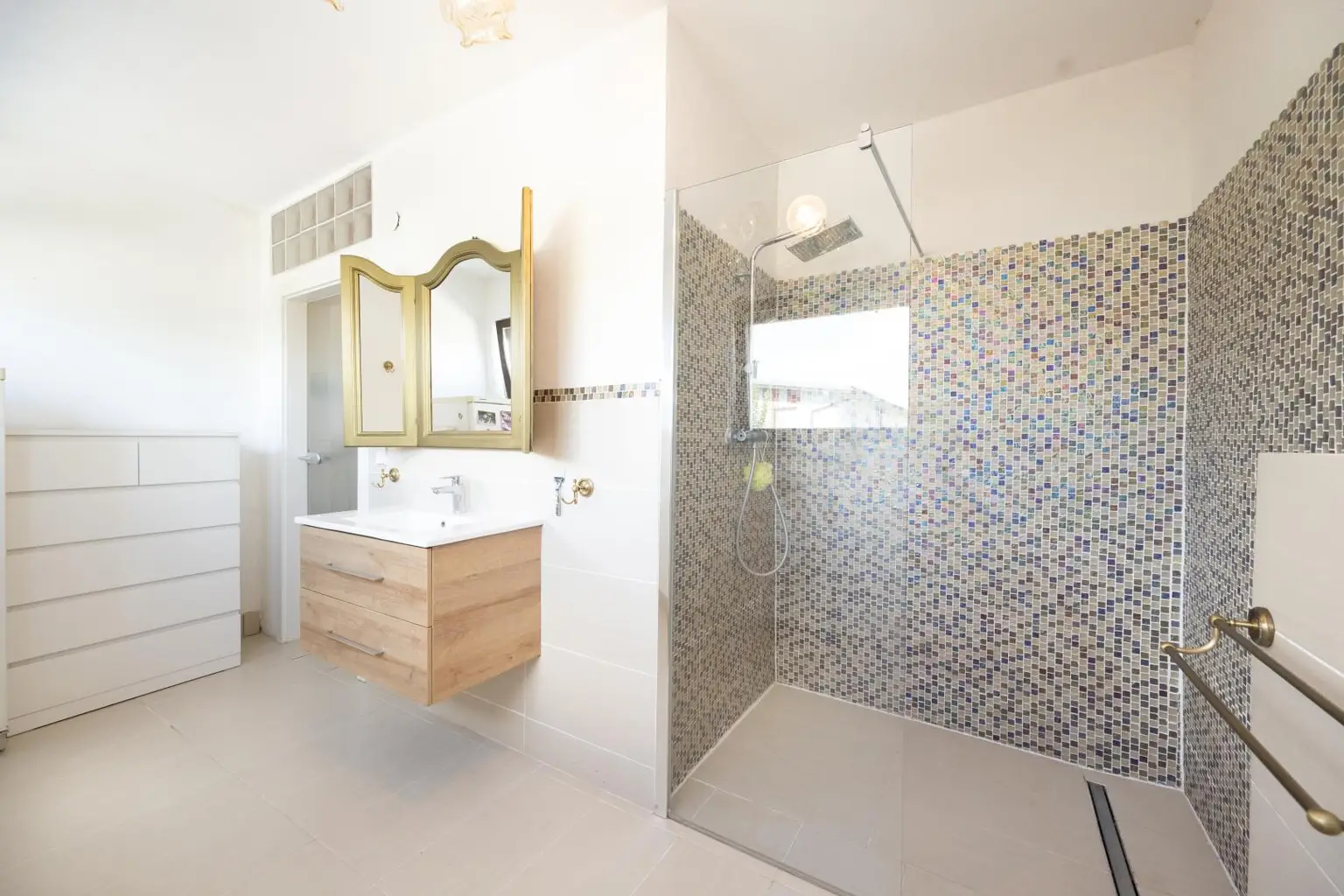 Badezimmer (EG)