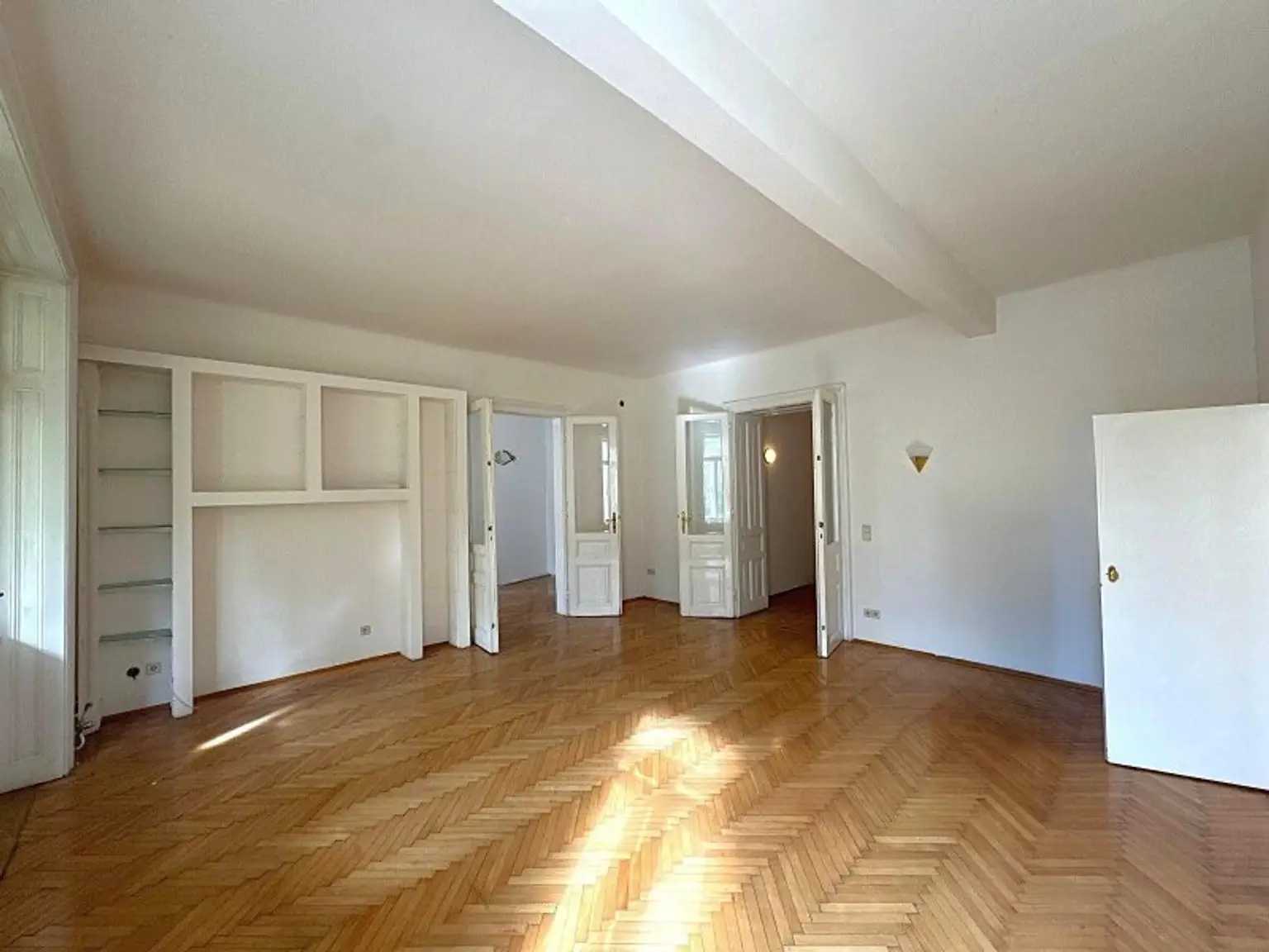 Exklusives Altbaujuwel in Gersthof – Sanierungsbedürftige 3,5-Zimmer-Wohnung mit Balkon in Zinsvilla