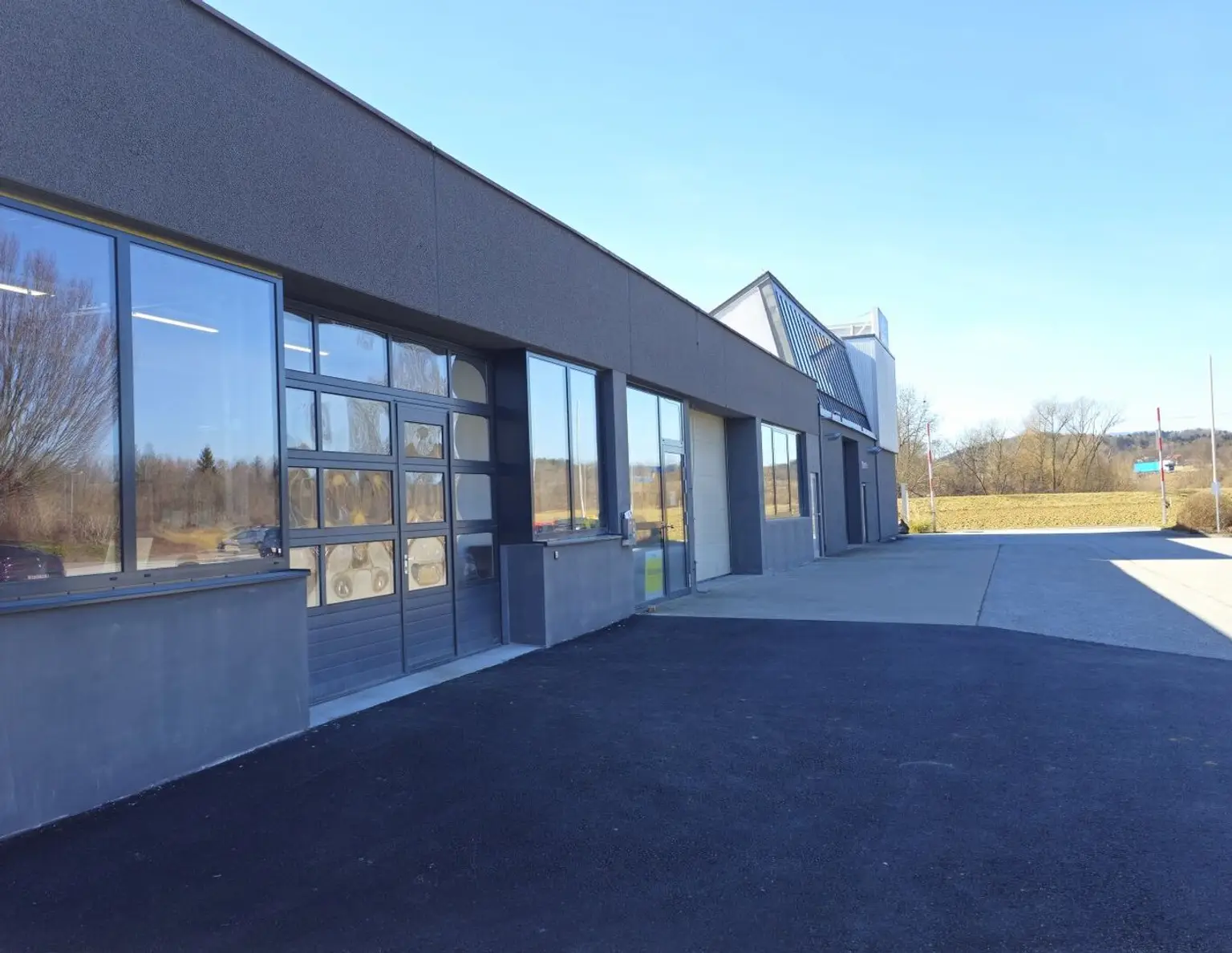 444m² große Halle, optional mit Küche, WC und Parkplätzen, nur 2 Autominuten bis zur Autobahn in Gleisdorf bei Graz