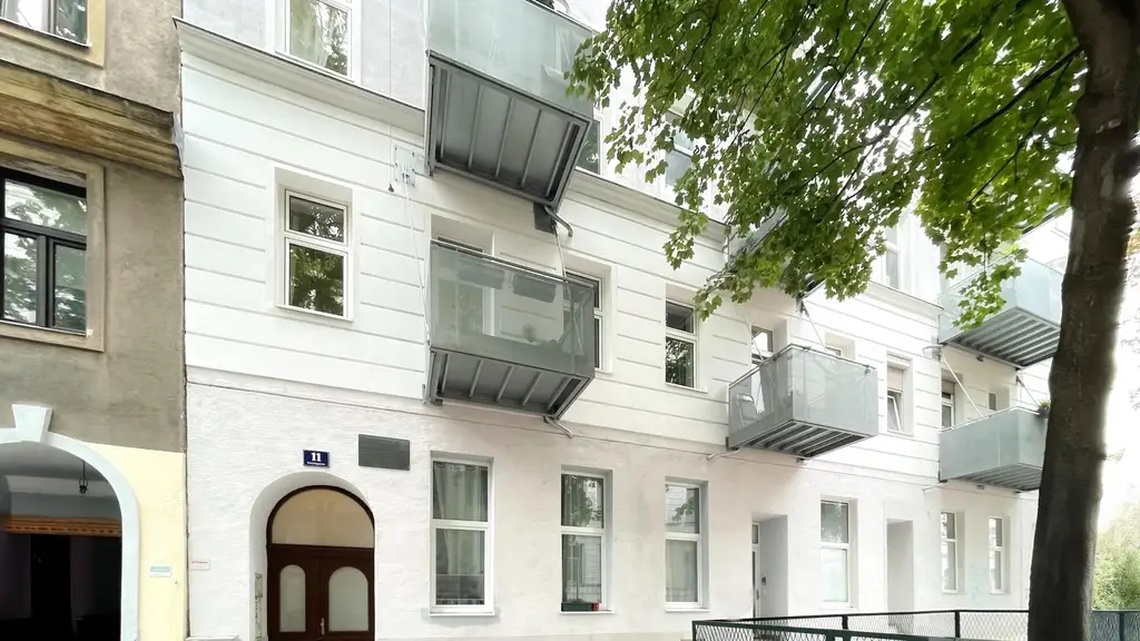 3 Zimmer mit Balkon, komplett neues Bad und WC