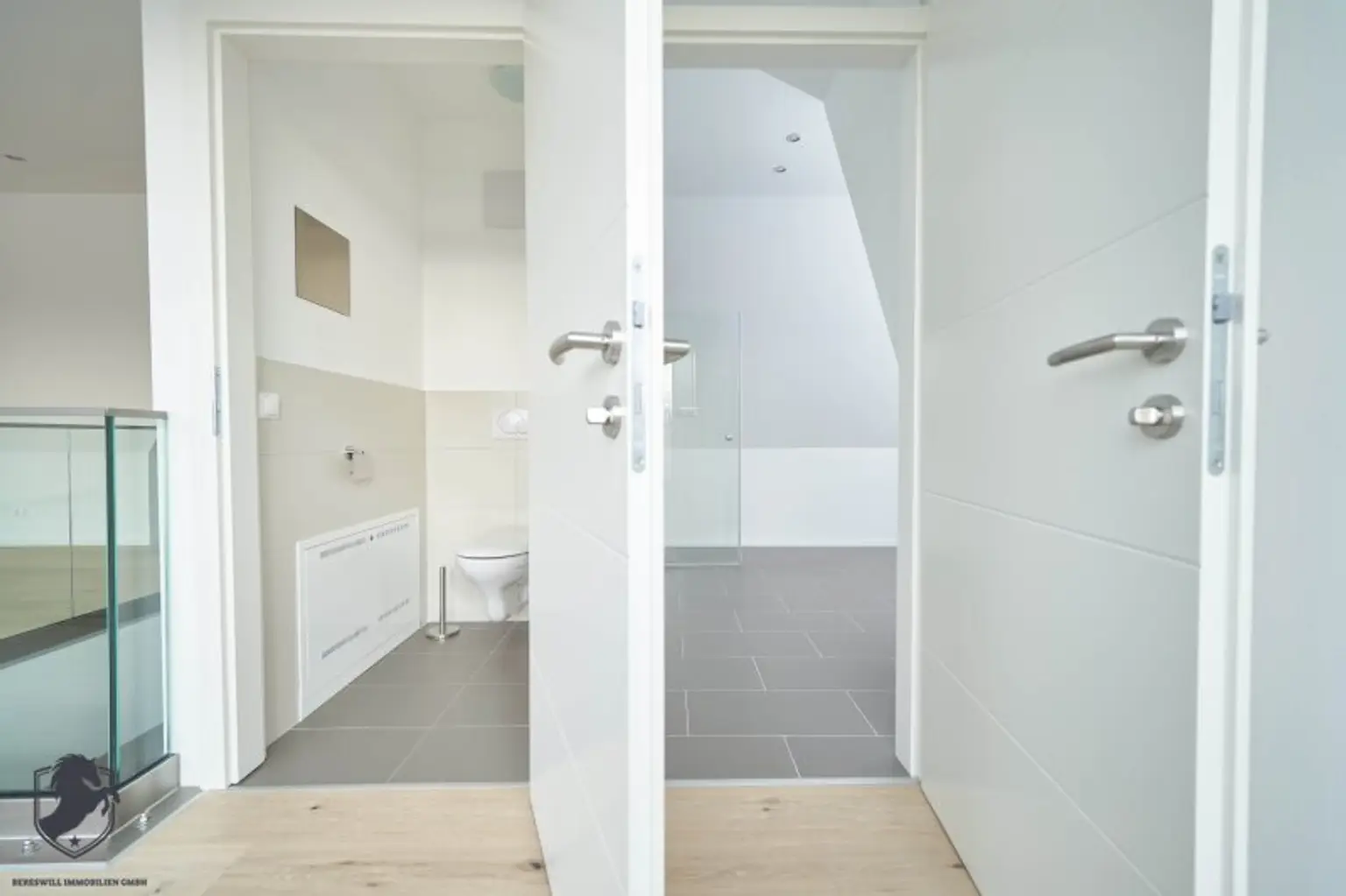 Außergewöhnliche Villa mit drei Wohneinheiten, Gewerbeeinheit & teilbarem Grundstück