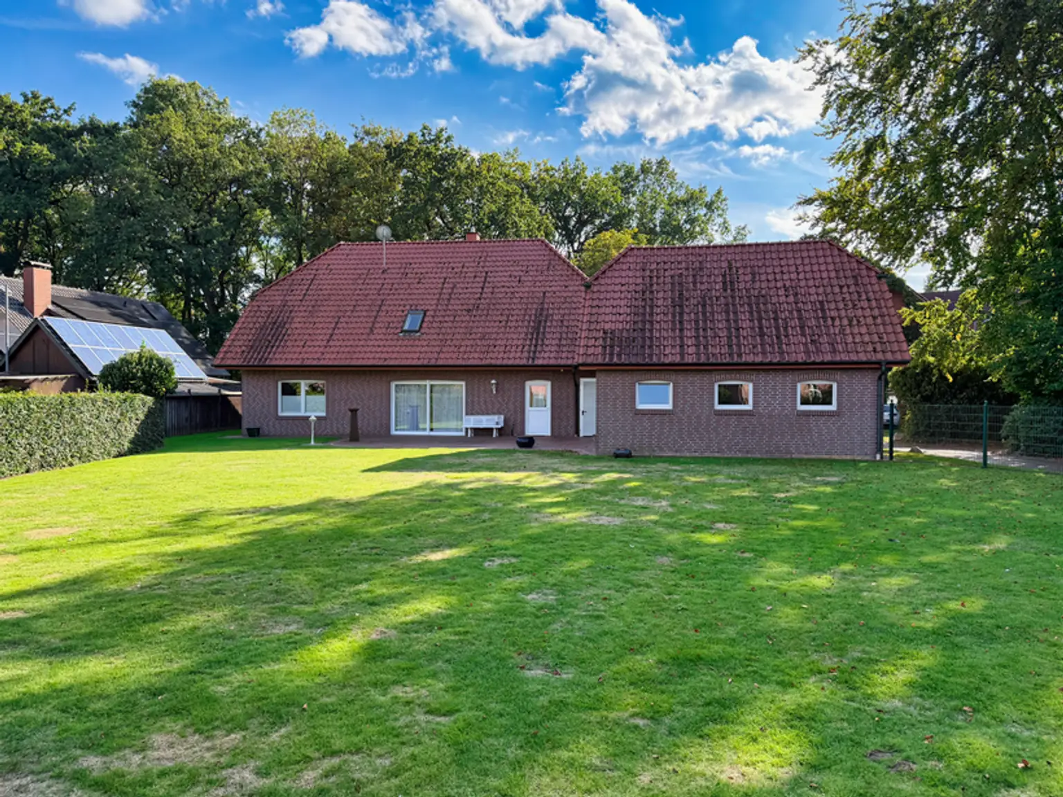 Mitten im Ort! Einfamilienhaus auf großzügigem Grundstück!