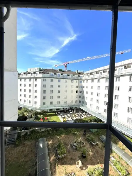 Altbau-Flair mit Balkon -   2-Zimmer Wohnung  - in Naschmarktnähe!