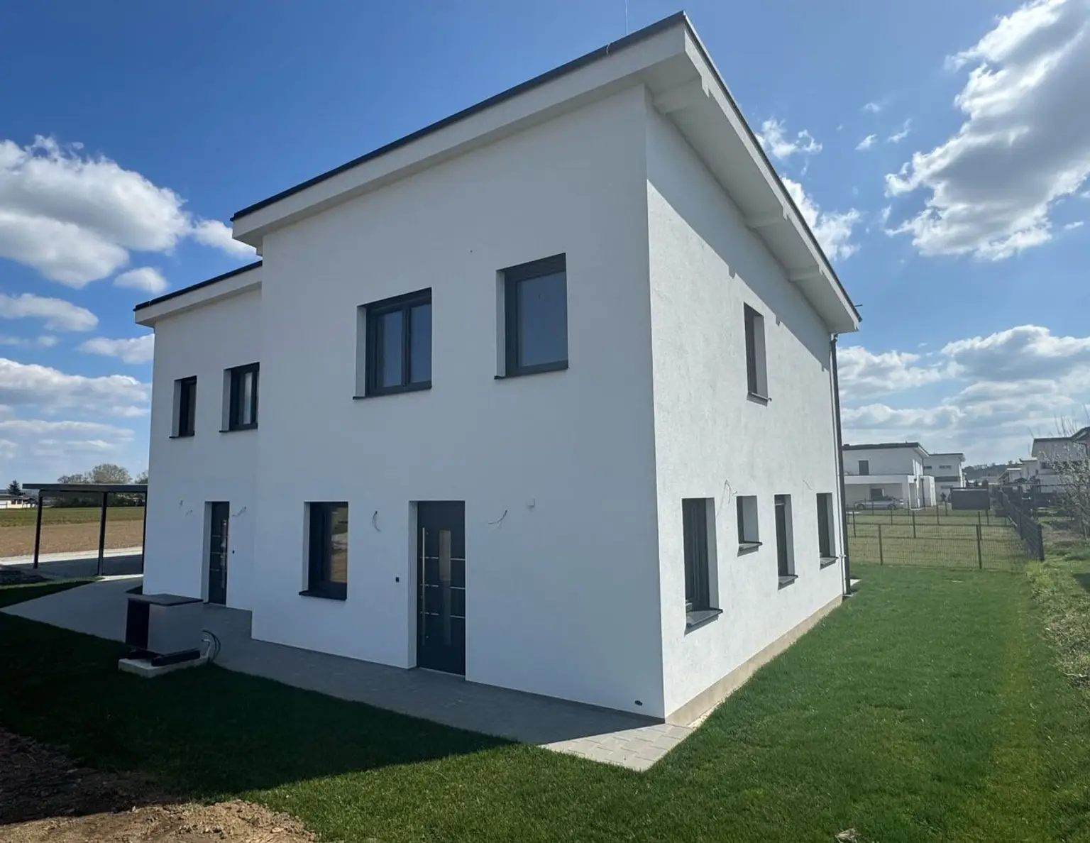 Sonnige Doppelhaushälfte mit Doppelcarport, Kellerersatzraum und großer Südterrasse!