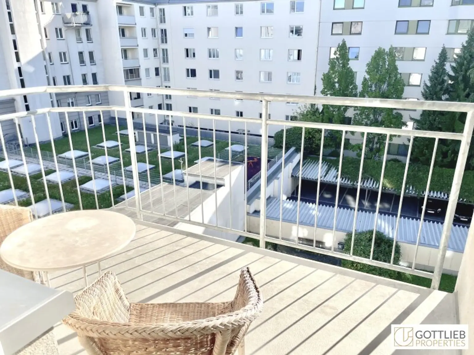 Grünruhelage nahe Arenbergpark! Teilmöblierte 2-Zimmer-Wohnung mit Loggia in Stockwerkslage