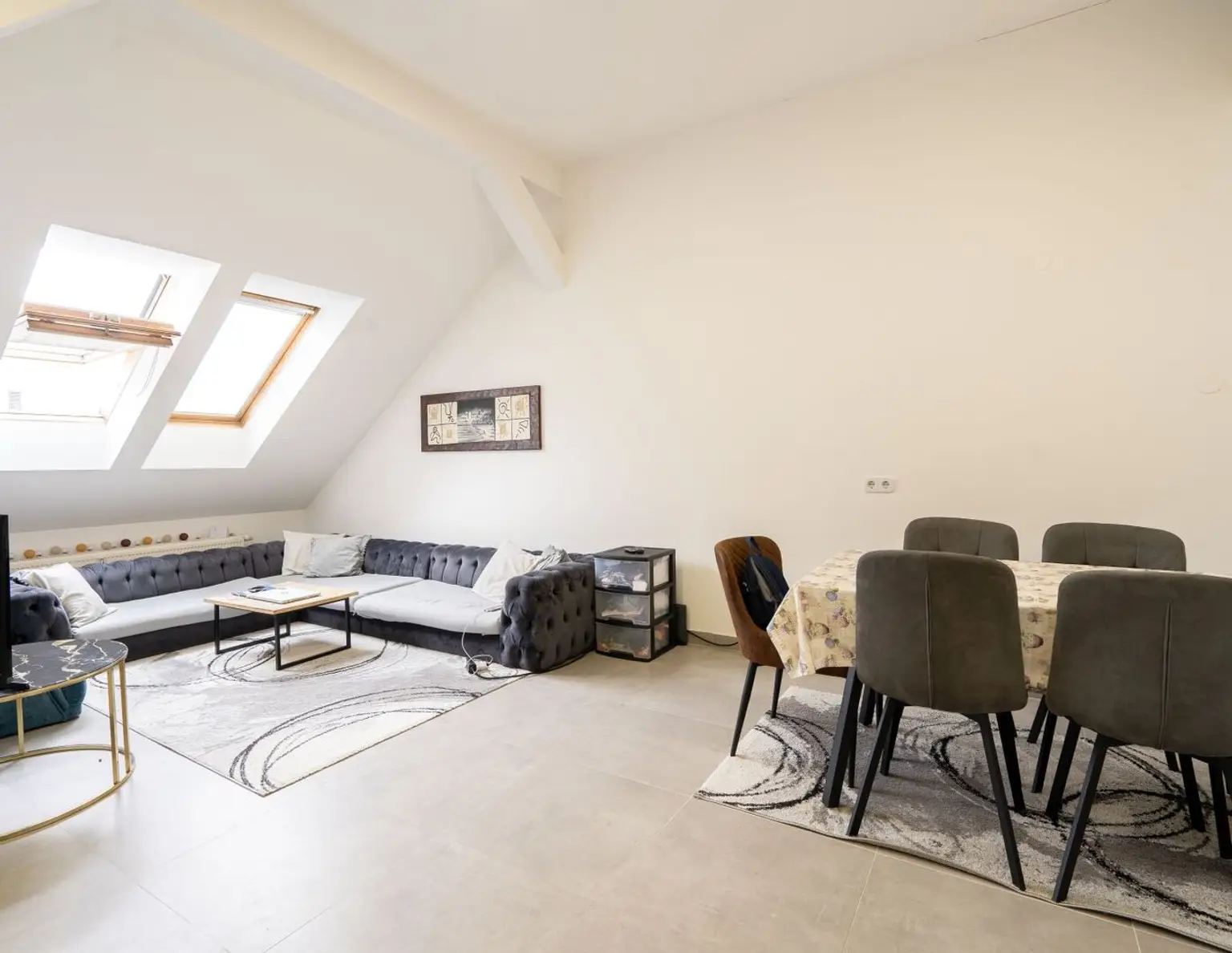 Kapitalanleger aufgepasst: Vermietete 2-Zimmer-Dachgeschosswohnung in Top-Lage von Wels!