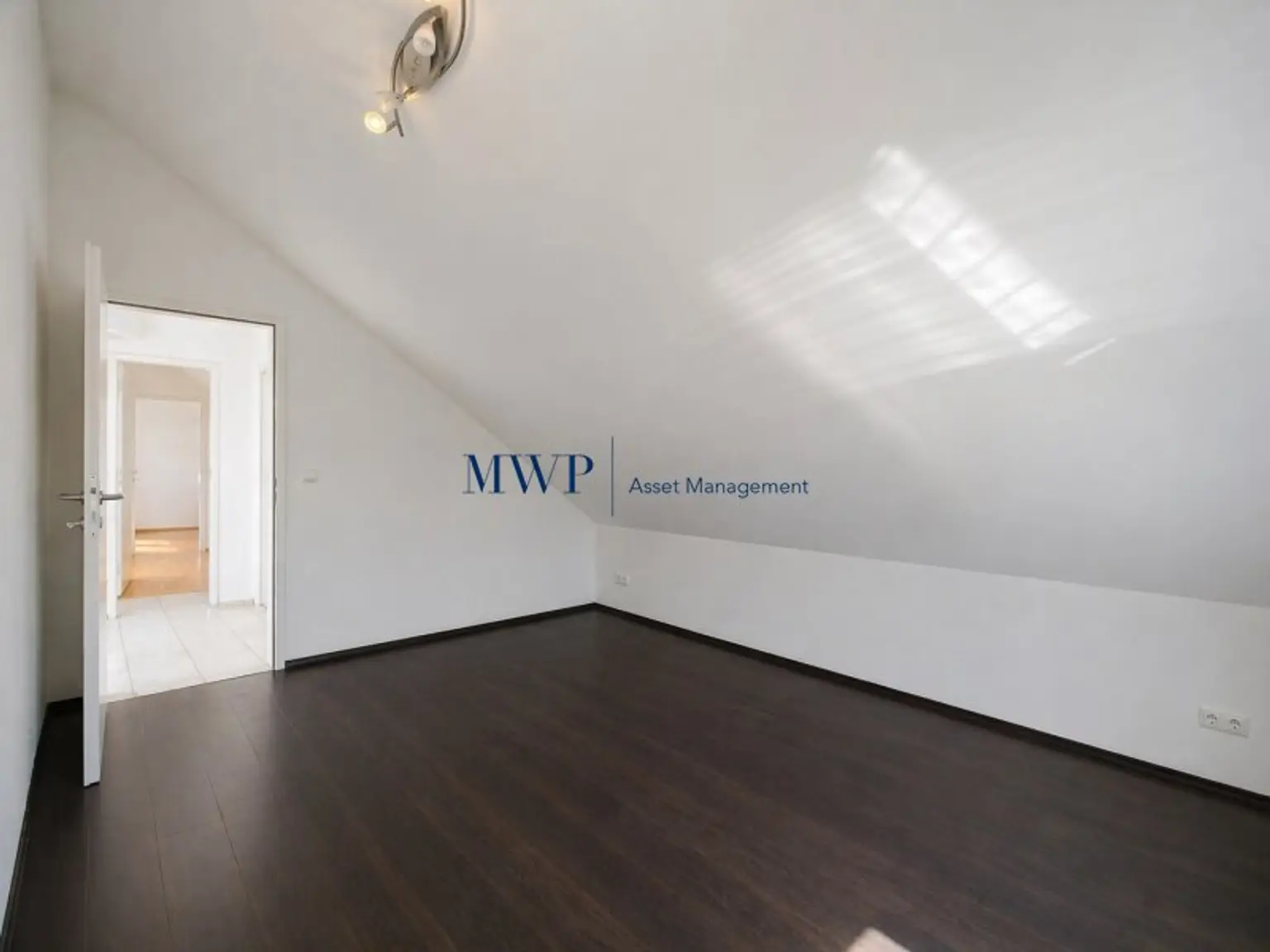 Freistehendes Einfamilienhaus mit 6-Zimmern plus Keller in Esslinger Ruhelage – diskret gelegen auf Eigengrund