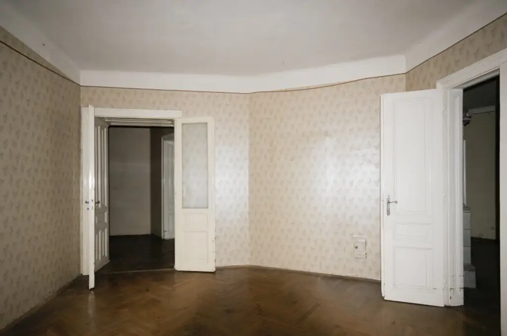 3-ZIMMER-ALTBAU MIT BALKON - SANIERUNGSBEDÜRFTIG IN TOP LAGE!
