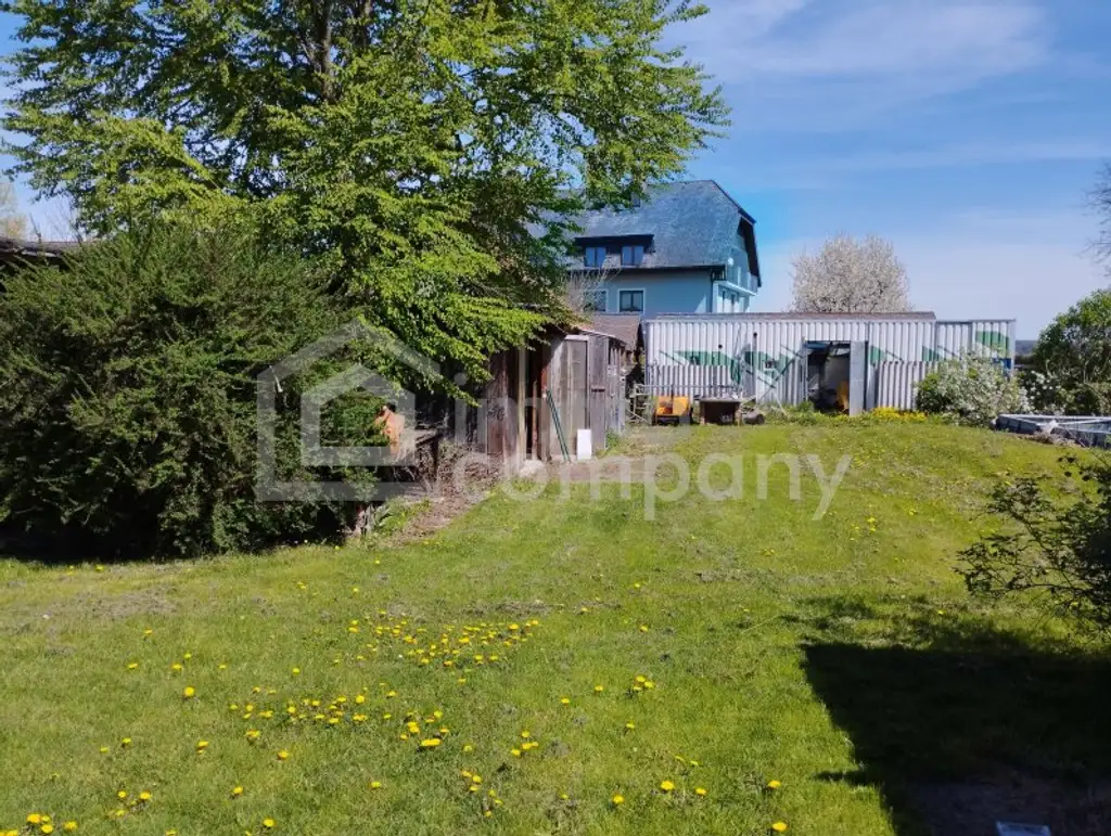 Geräumiges Wohnhaus mit viel Außenfläche!