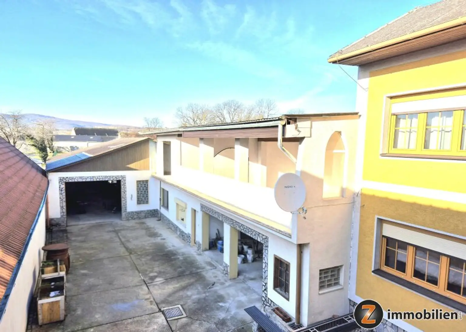 Blick vom Balkon in den Innenhof