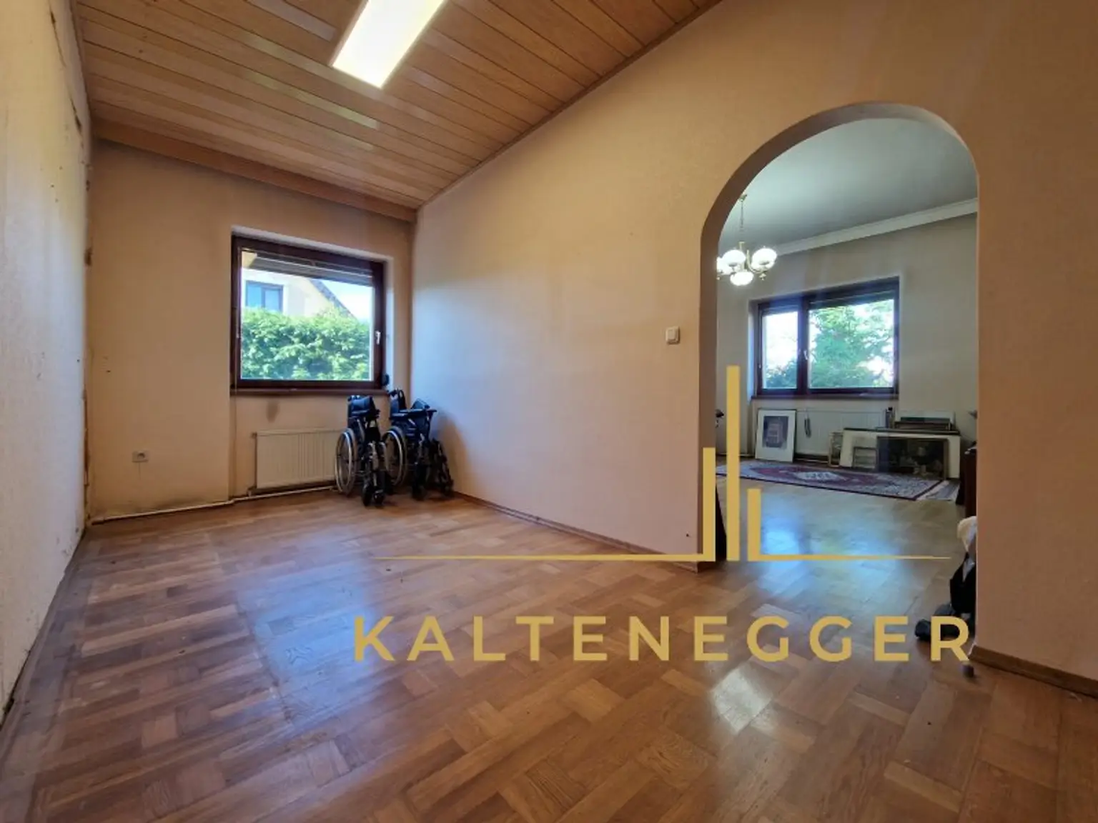 Kabinett mit Zugang zum Schlafzimmer
