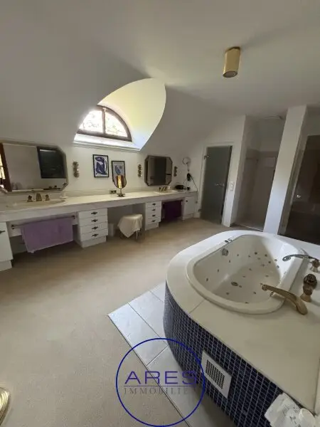Villa mit Teich in Einzellage mit arrondierten ca. 5,6 ha großen Eigengrund