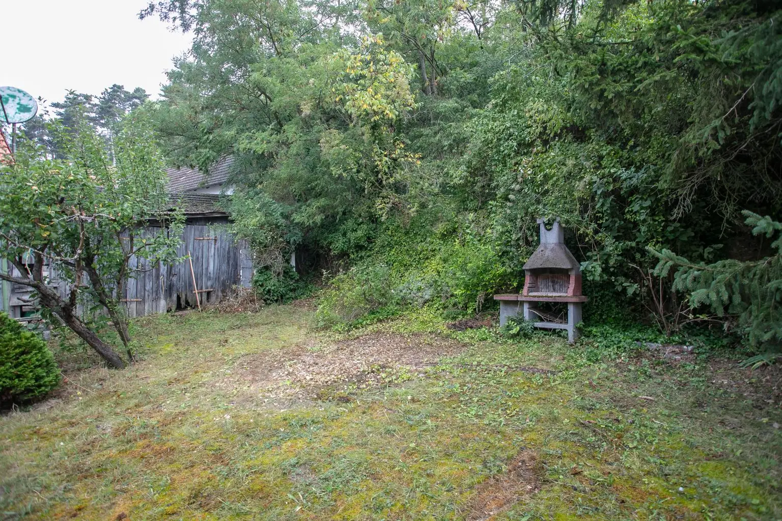 Kleines Haus mit uneinsehbaren Garten