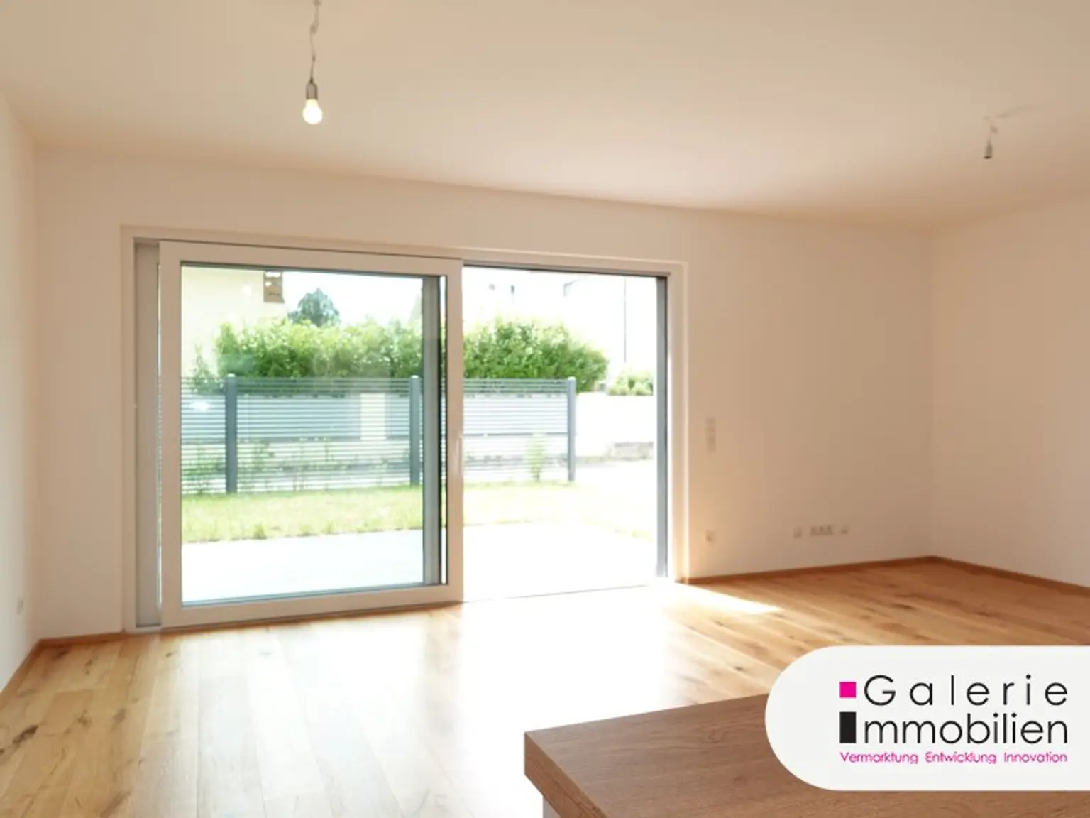 Erstbezug: Sehr schöne, helle und ruhige Doppelhaushälfte (links) mit 4 Zimmern, Eigengarten und Panoramablick-Dachterrasse!