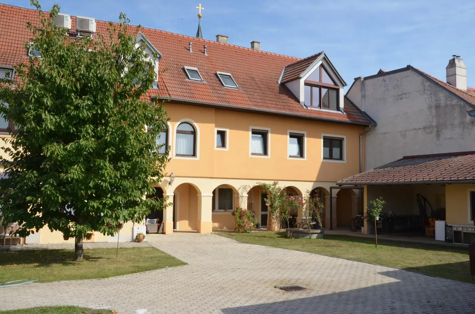 Großzügige Dachgeschosswohnung mit charmanter Ausstattung
