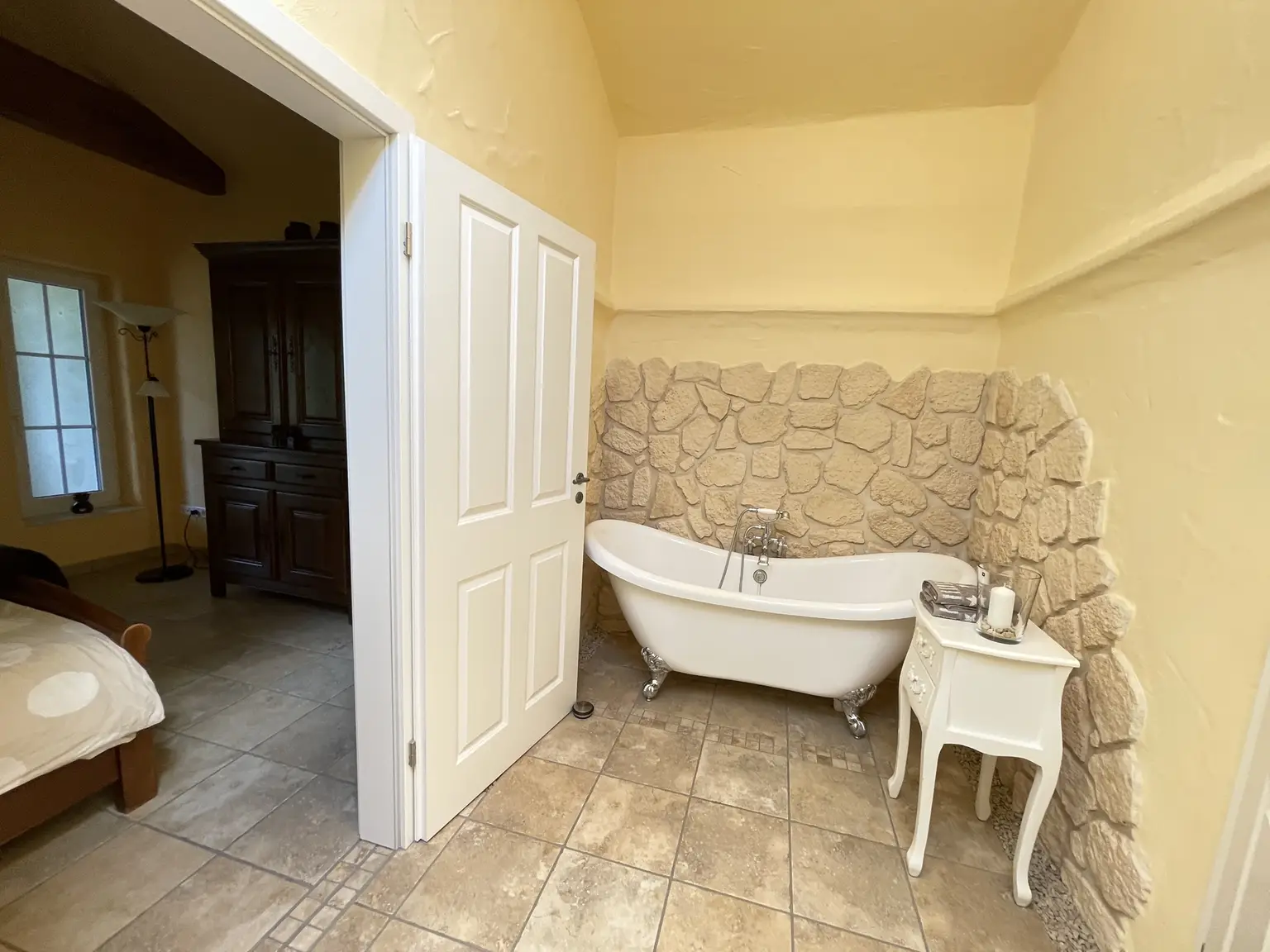 Blick von Bad ins Schlafzimmer (DG)