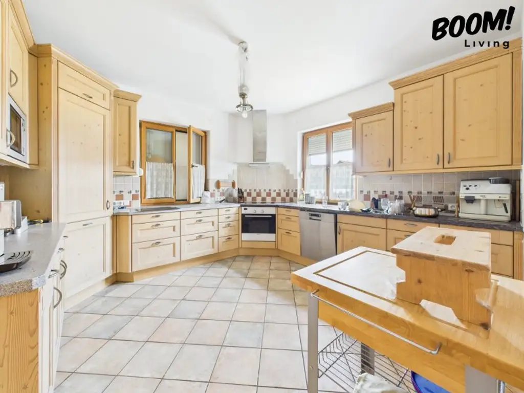 Exklusives Einfamilienhaus mit 8 Zimmern, sonniger Terrasse und weitläufigem Grundstück