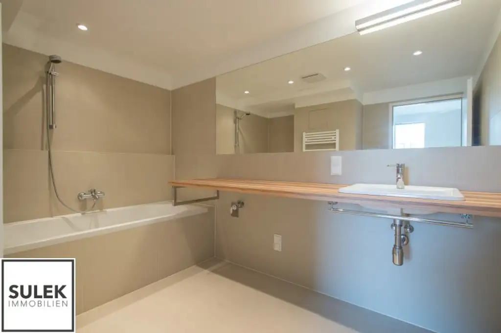 *Ab Februar* Helle 2 Zimmer Dachgeschosswohnung mit hofseitiger Terrasse - Abendsonne auf der eigenen Terrasse genießen! // ab 02/26 **VIDEO**