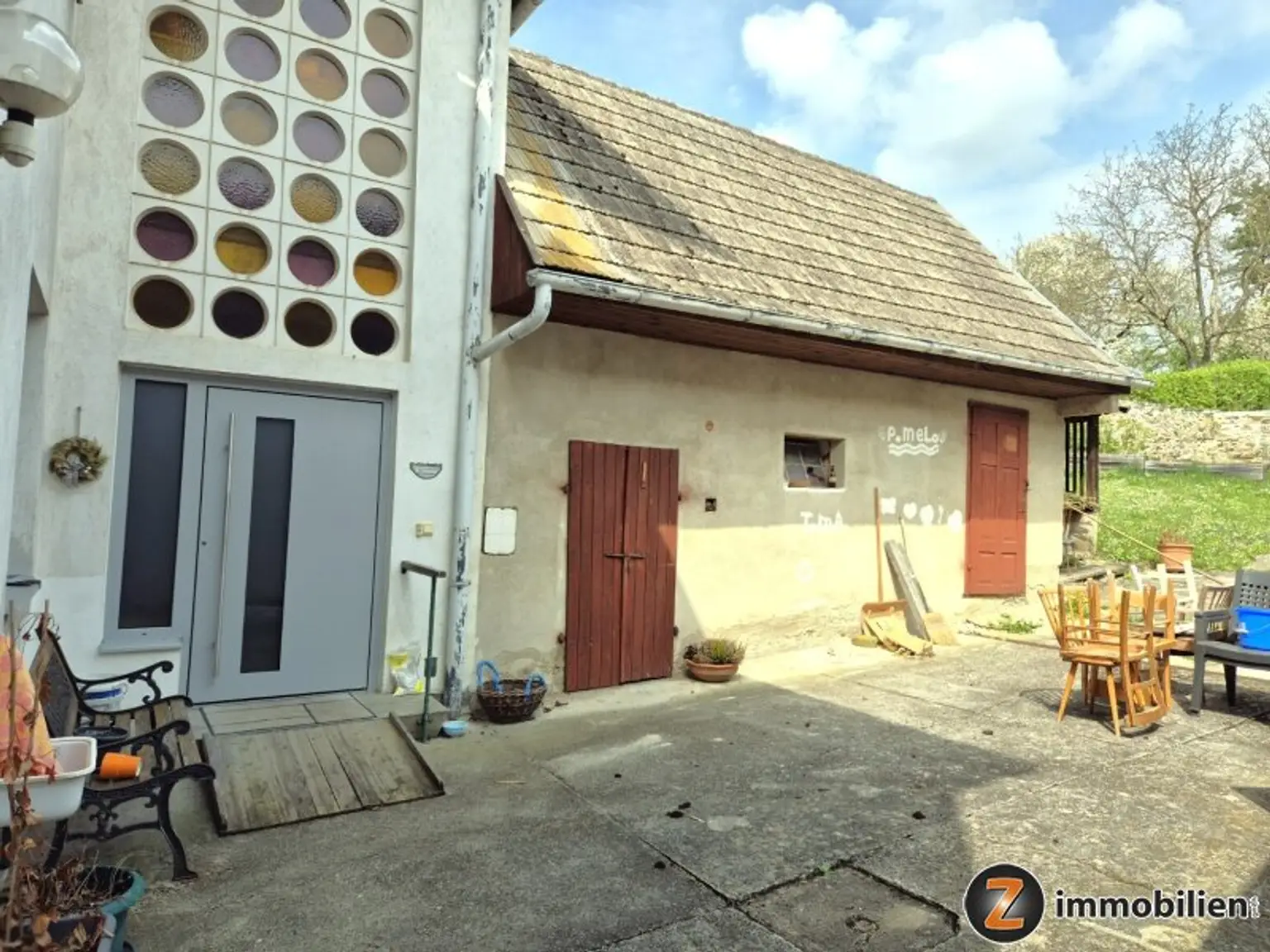 Hauseingang und Nebengebäude