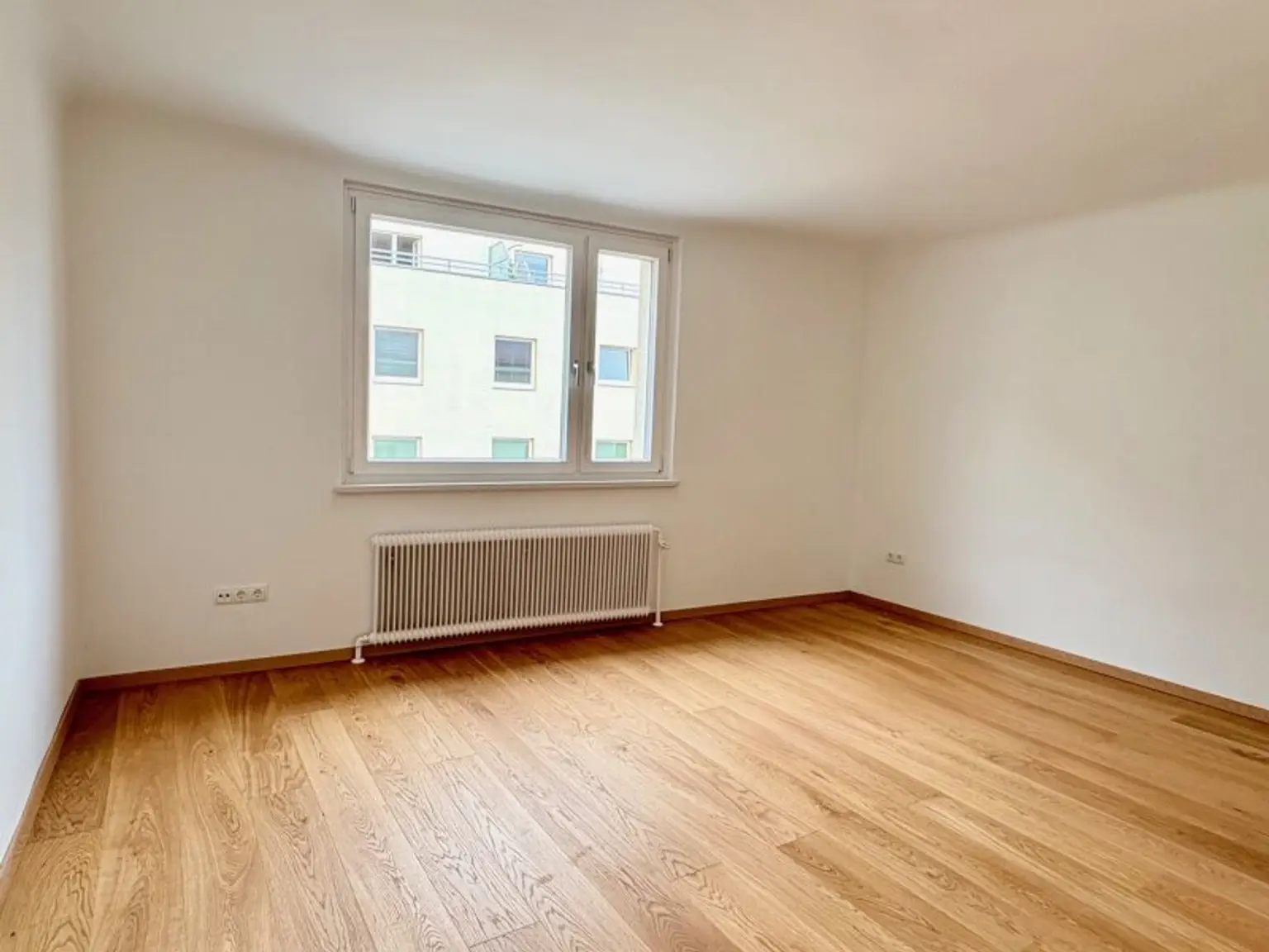 EIN TRÄUMCHEN! FRISCH SANIERT, HELL UND RUHIG MIT LOGGIA IM SCHÖNEN GERSTHOF