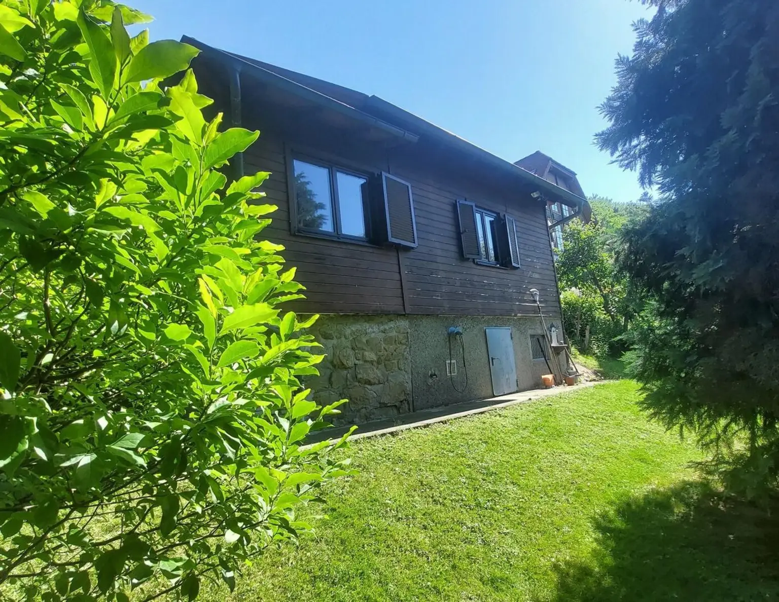 NEUER PREIS! Ausbaufähiges Holzhaus in Grünlage!