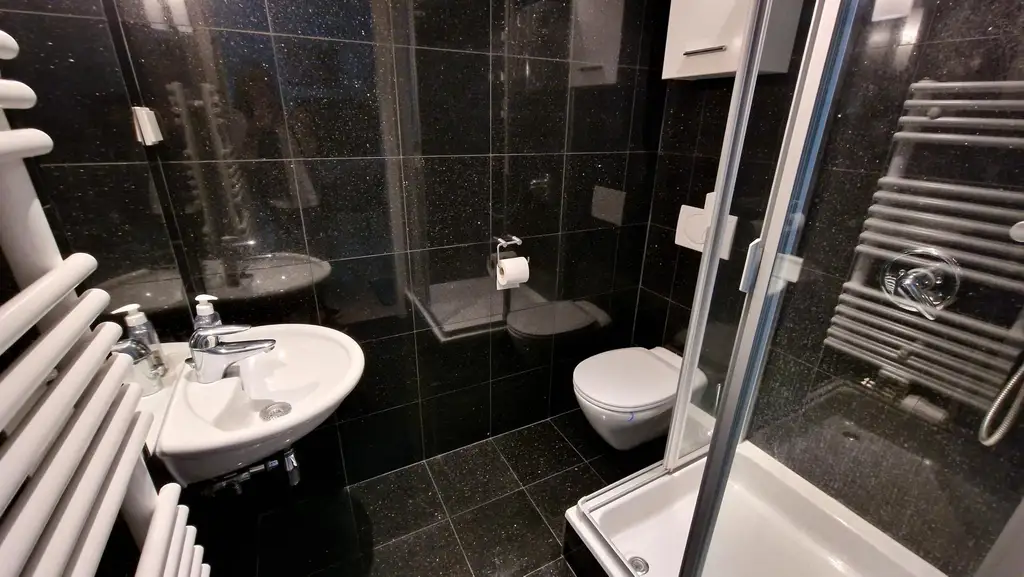 Stilvolle Gartenwohnung für gehobene Ansprüche - 4 Schlafzimmer, 4 Bäder!