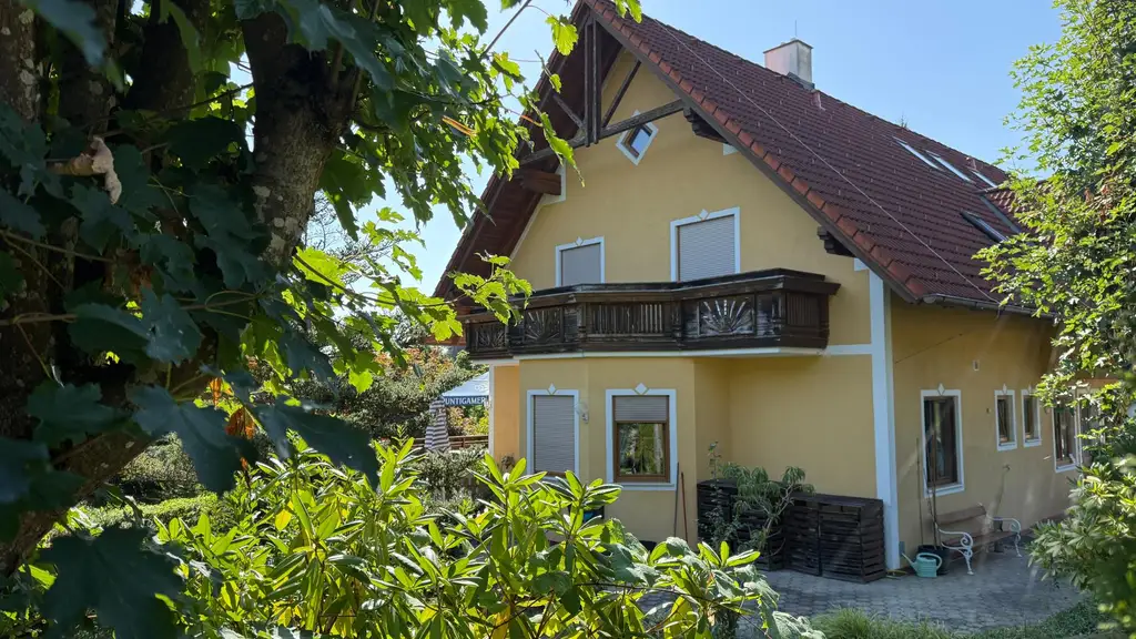 „Wohnen & Wohlfühlen im Hügelland – vielseitige Immobilie mit 8 Gästezimmern & Privatwohnung“